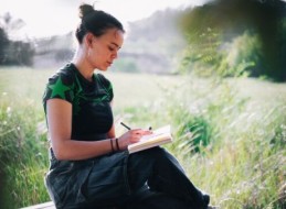 ENTRE PALABRAS. UN PASEO POETICO GUIADO